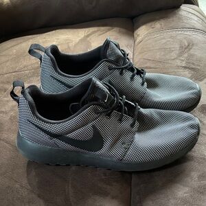 Nike Men's Black and White Mesh Sneakers